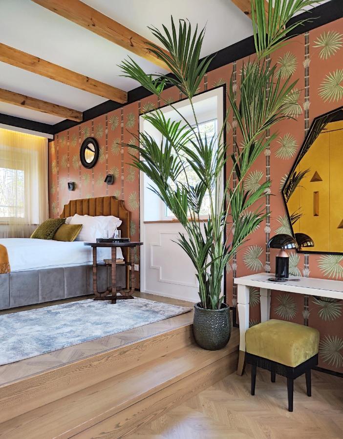 Suite With Private Bathroom At Three Bedroom Interwar Villa Grabyte With Daily Spaces To Share By Pine Forest On The Bank Of The River- 8Min By Car From Old Town Kaunas Exterior foto